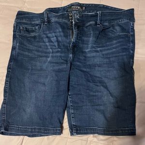 2/$20❤️ Torrid Bermuda shorts